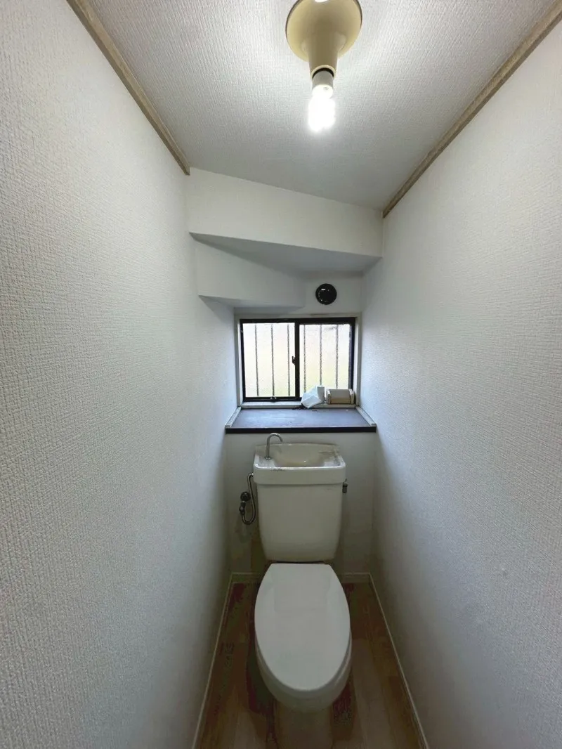 トイレ床クロス作業